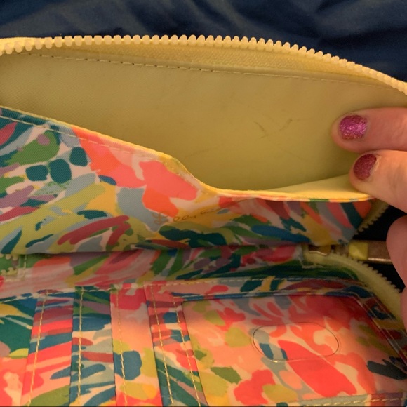 Lilly Pulitzer wristlet for phone - Picture 2 of 4